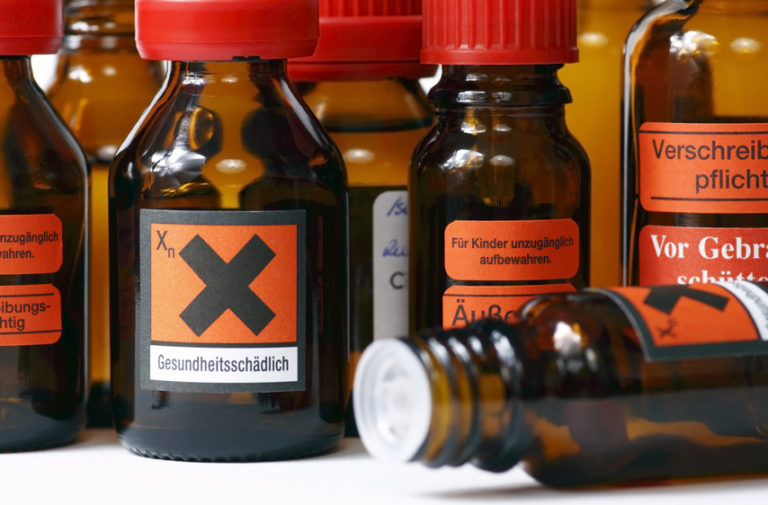 Braune Apothekerflaschen mit Gefahrstoff-Kennzeichnung