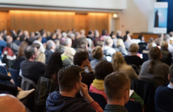 Volles Auditorium, von hinten fotografiert