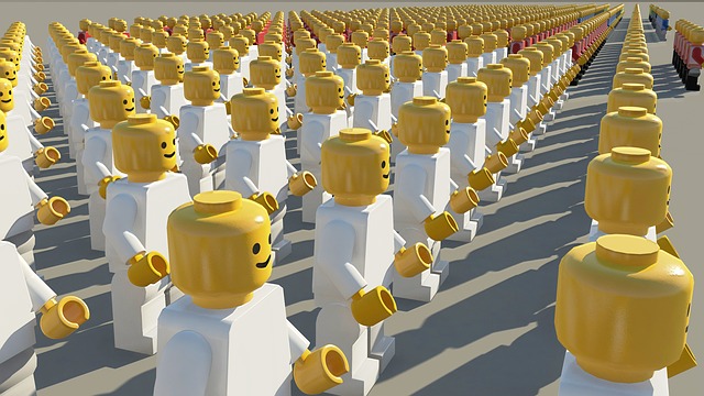 Viele gleiche goldene Figuren in Reihen aufgestellt