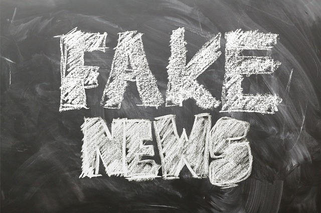 Schriftzug „Fake News“ mit Kreide auf einer Tafel