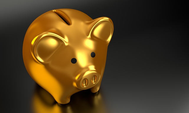 Goldenes Sparschwein vor dunklem Hintergrund
