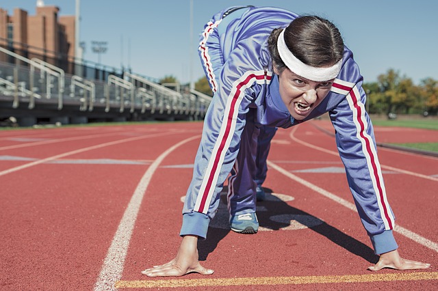 Läufer im Startblock auf einer Tartanbahn