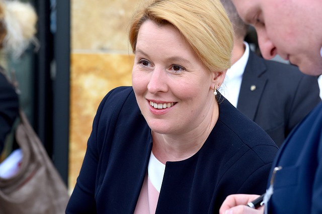 Politikerin im Gespräch bei einer Veranstaltung