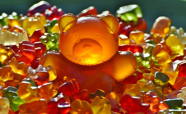 Bunte Gummibärchen, ein großer Bär leuchtet in der Mitte