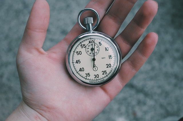 Hand hält eine Stoppuhr