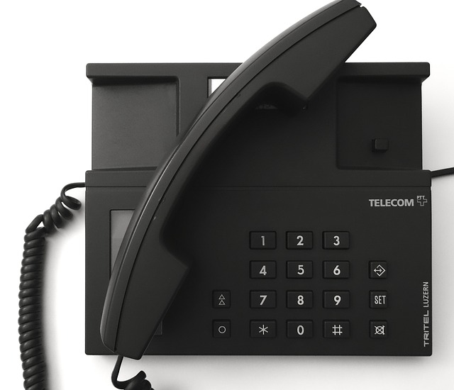 Schwarzes Tischtelefon mit Hörer und Tastenfeld