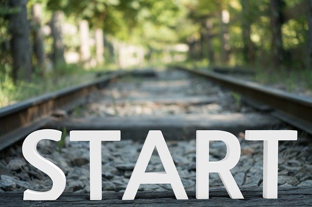 Bahngleis mit der Aufschrift „START“ im Schotter