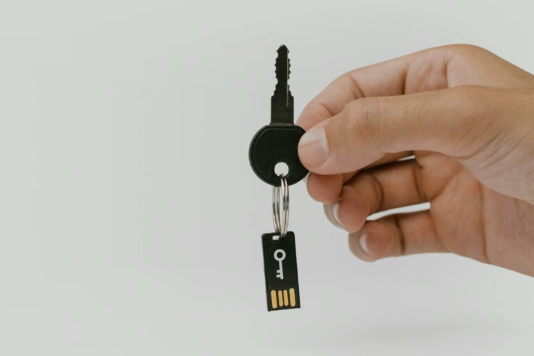 Hand hält einen USB-Stick in Form eines Schlüssels